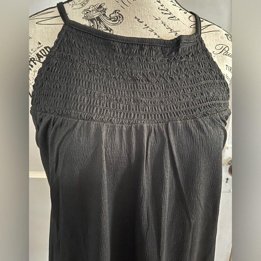 Black flowy tank top with keyhole closure on back